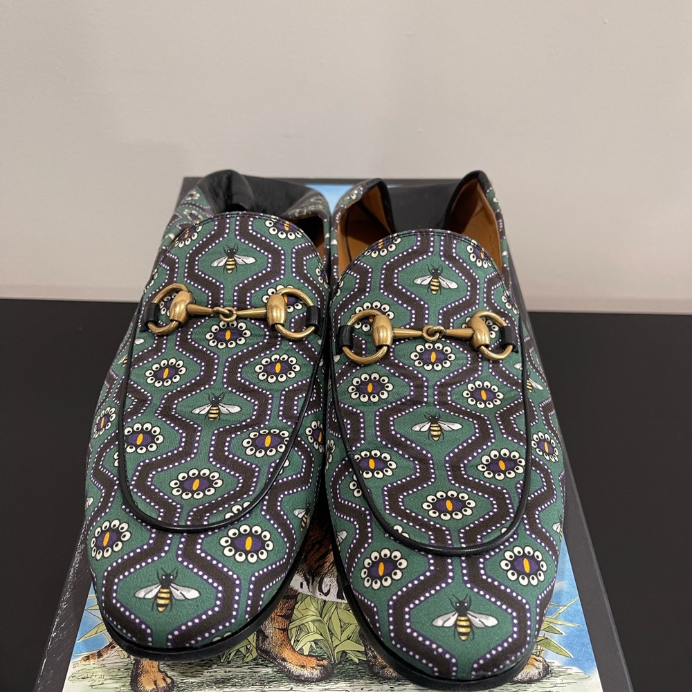 Mens Gucci collapsible loafer with bee detailing.